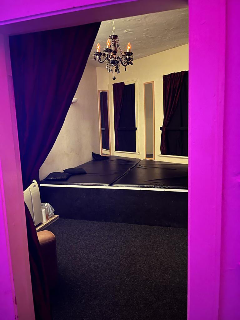HU9 neon lounge